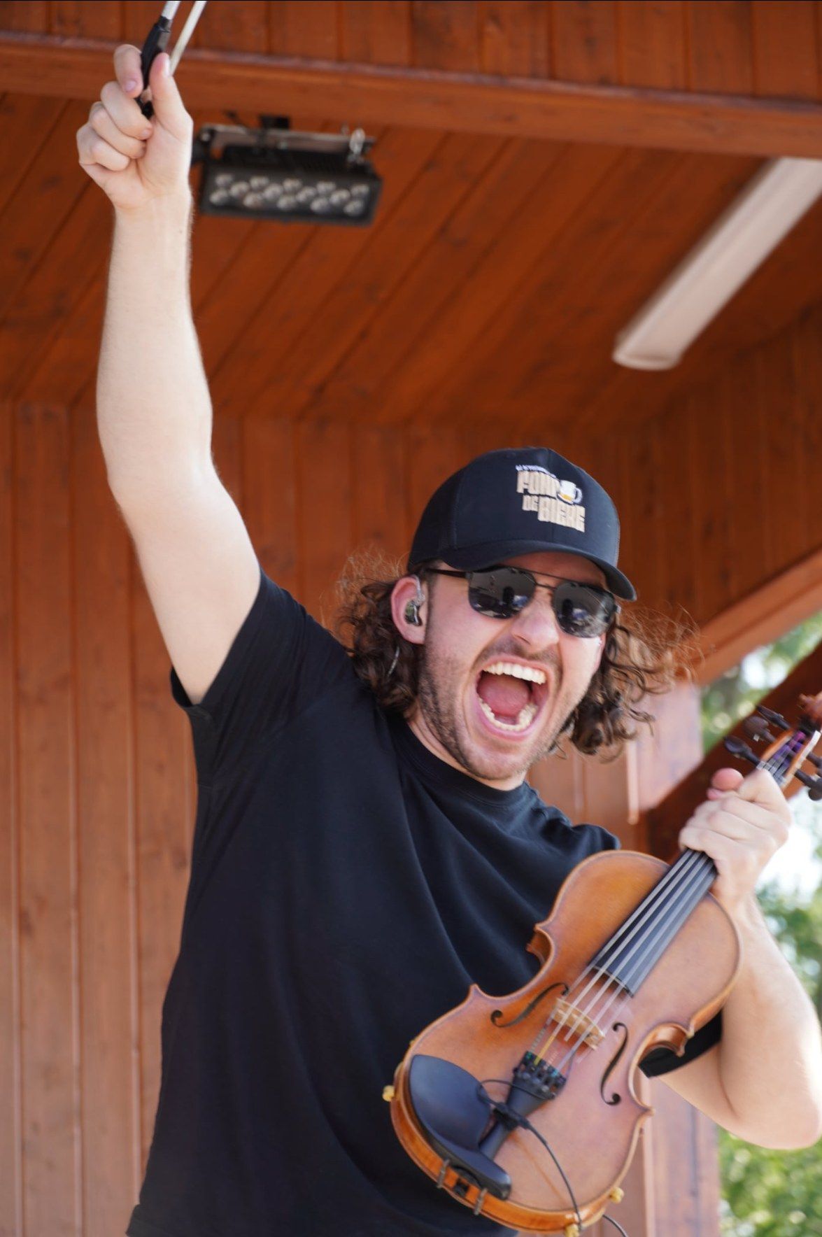 Antoine Fradkin, violon en main, lève le bras en célébrant