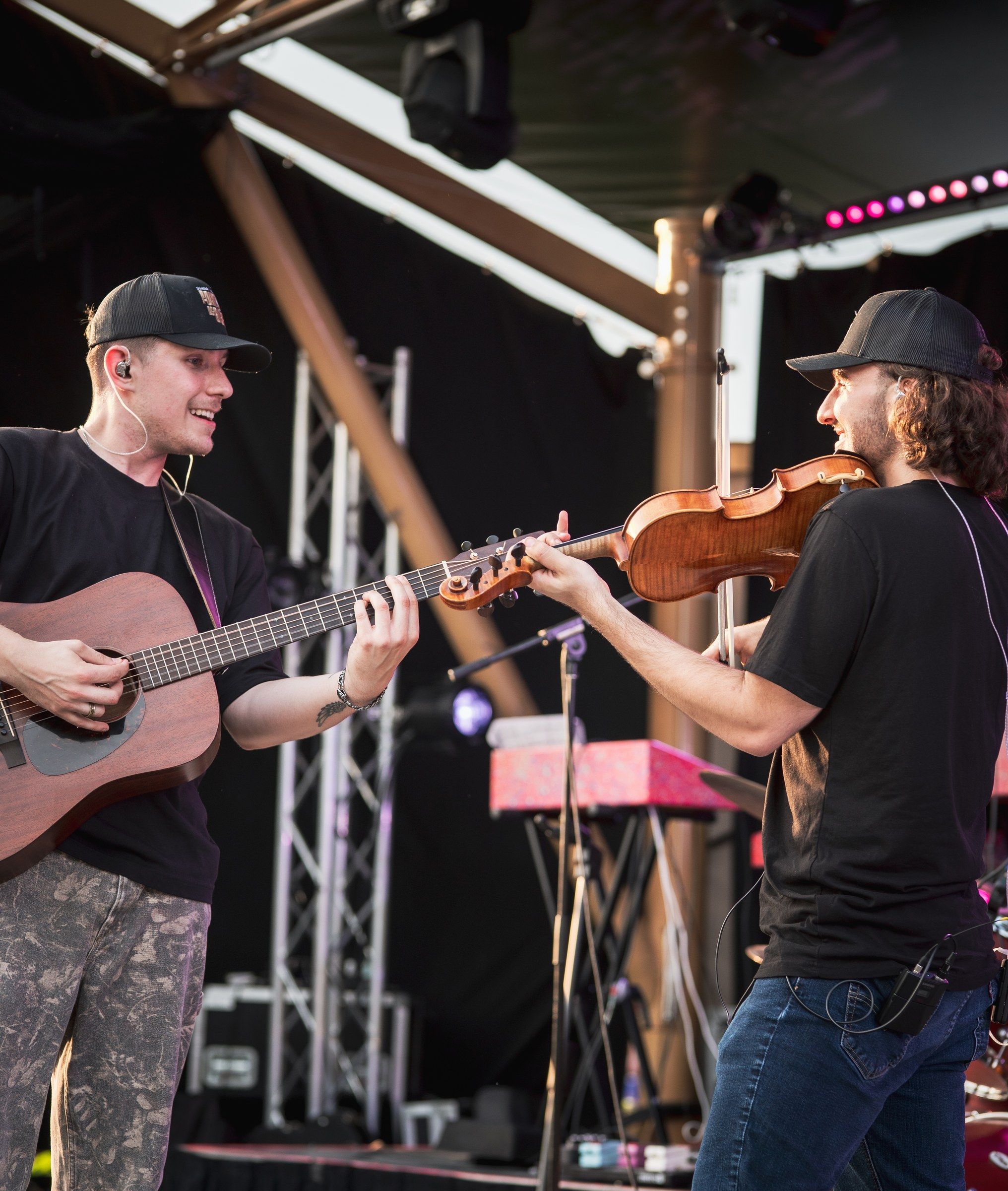 Duo guitare et violon sur scène avec Antoine Fradkin