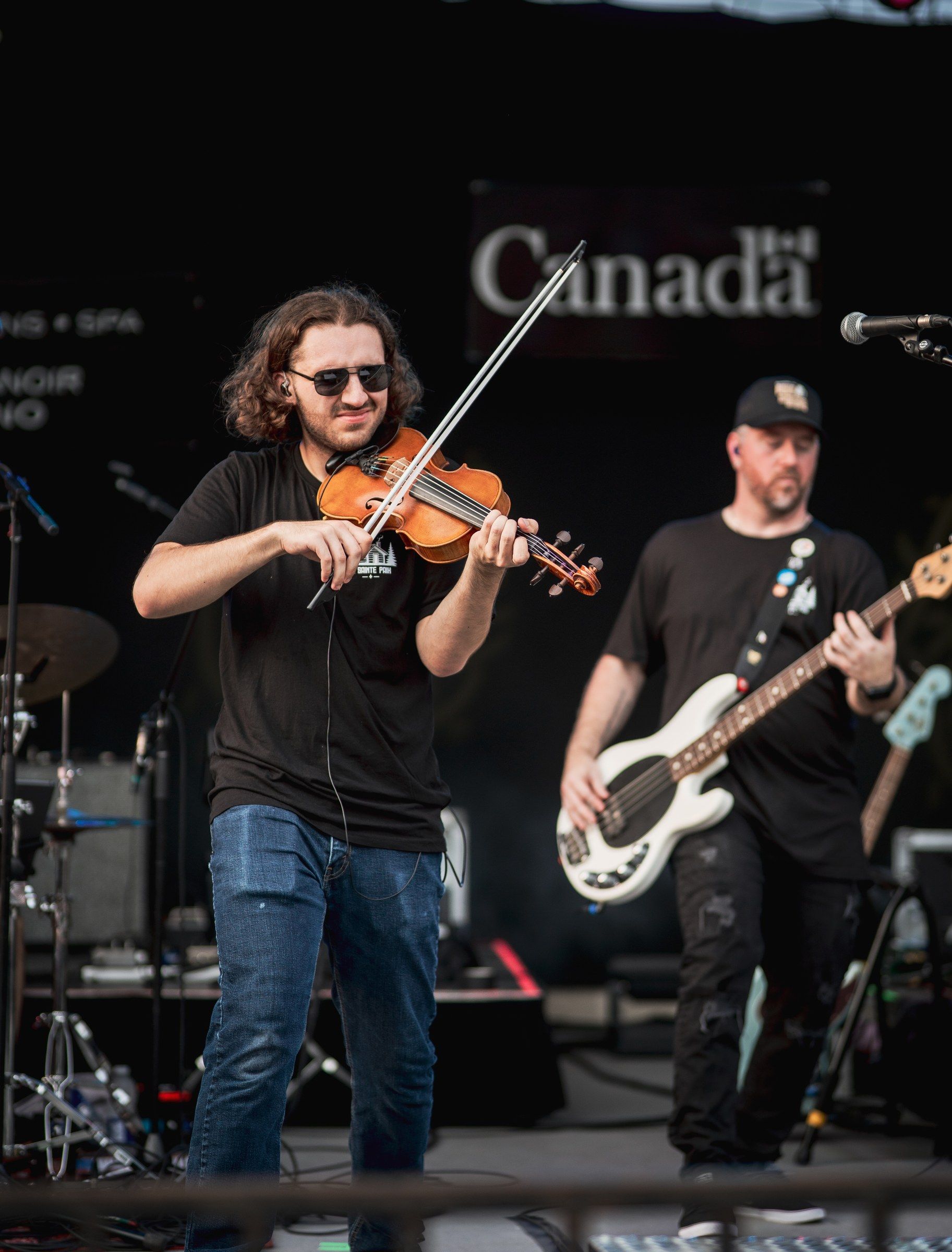 Antoine Fradkin au violon avec le bassiste sur scène