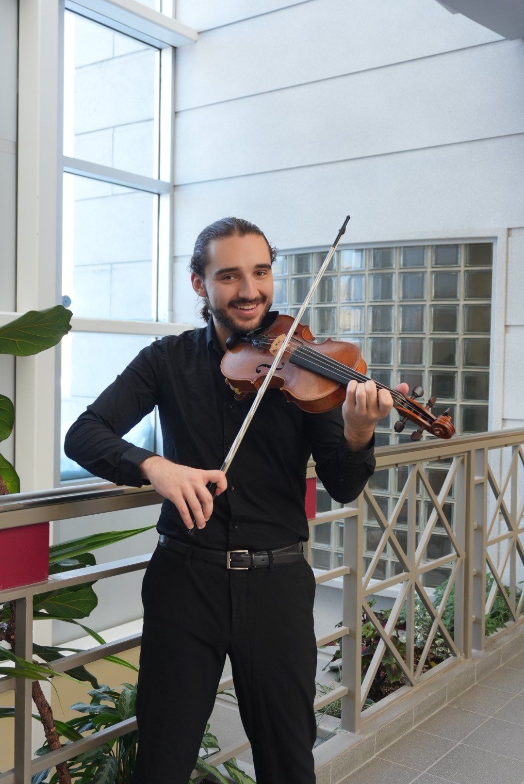 Antoine Fradkin joue du violon en souriant