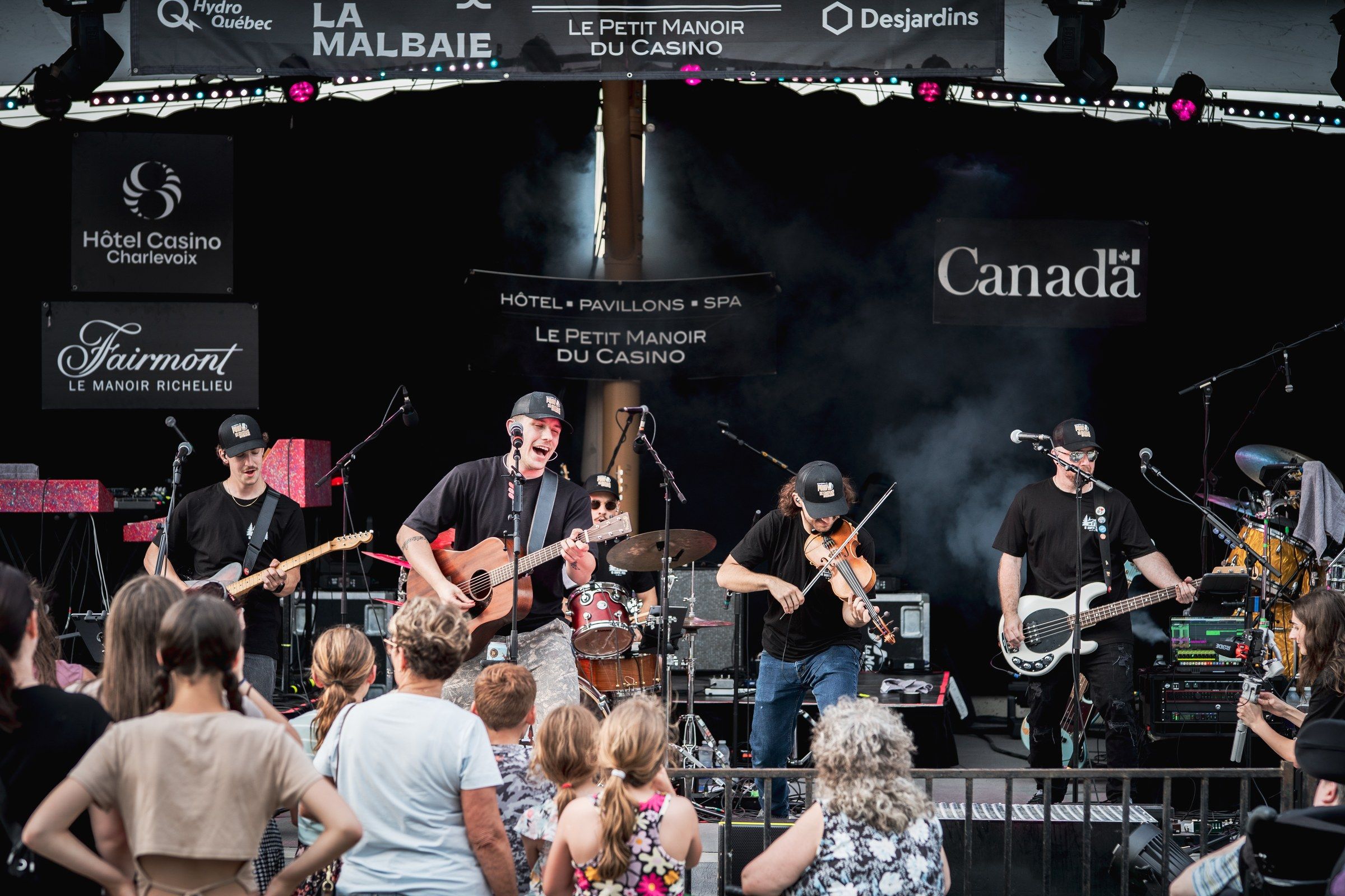 Antoine Fradkin sur scène avec le groupe à La Malbaie, dans Charlevoix