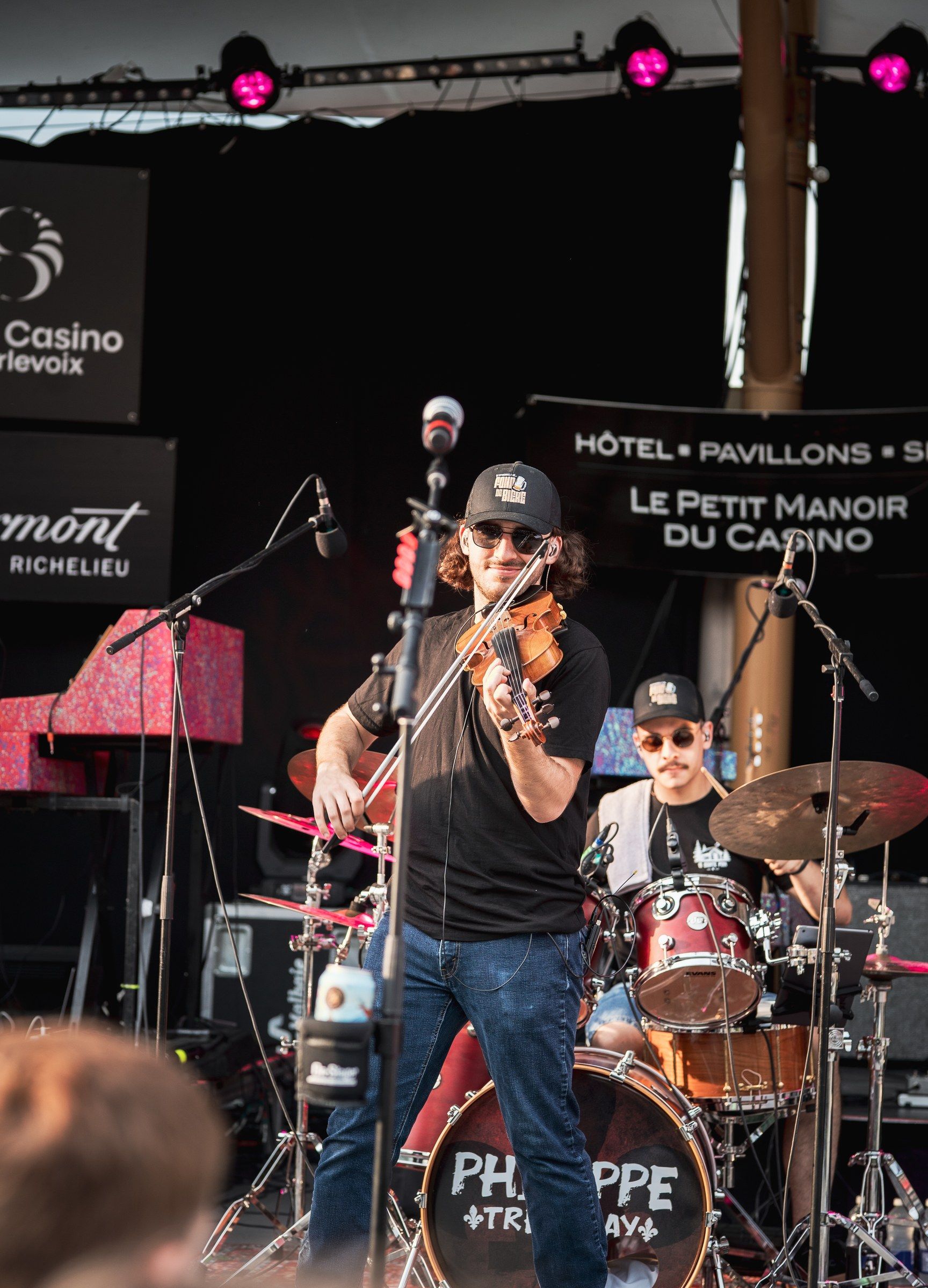 Antoine Fradkin au violon sur scène avec Philippe Tremblay