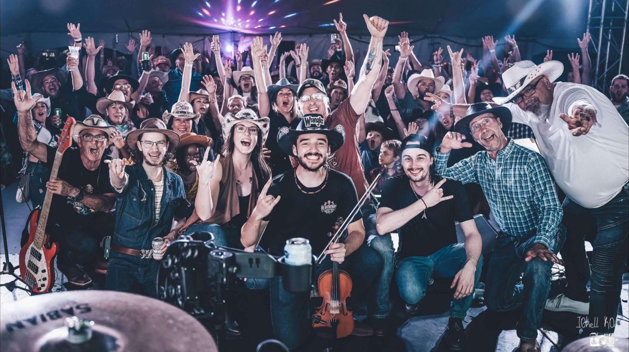 Photo de groupe d’Antoine Fradkin, des musiciens et du public en fin de spectacle