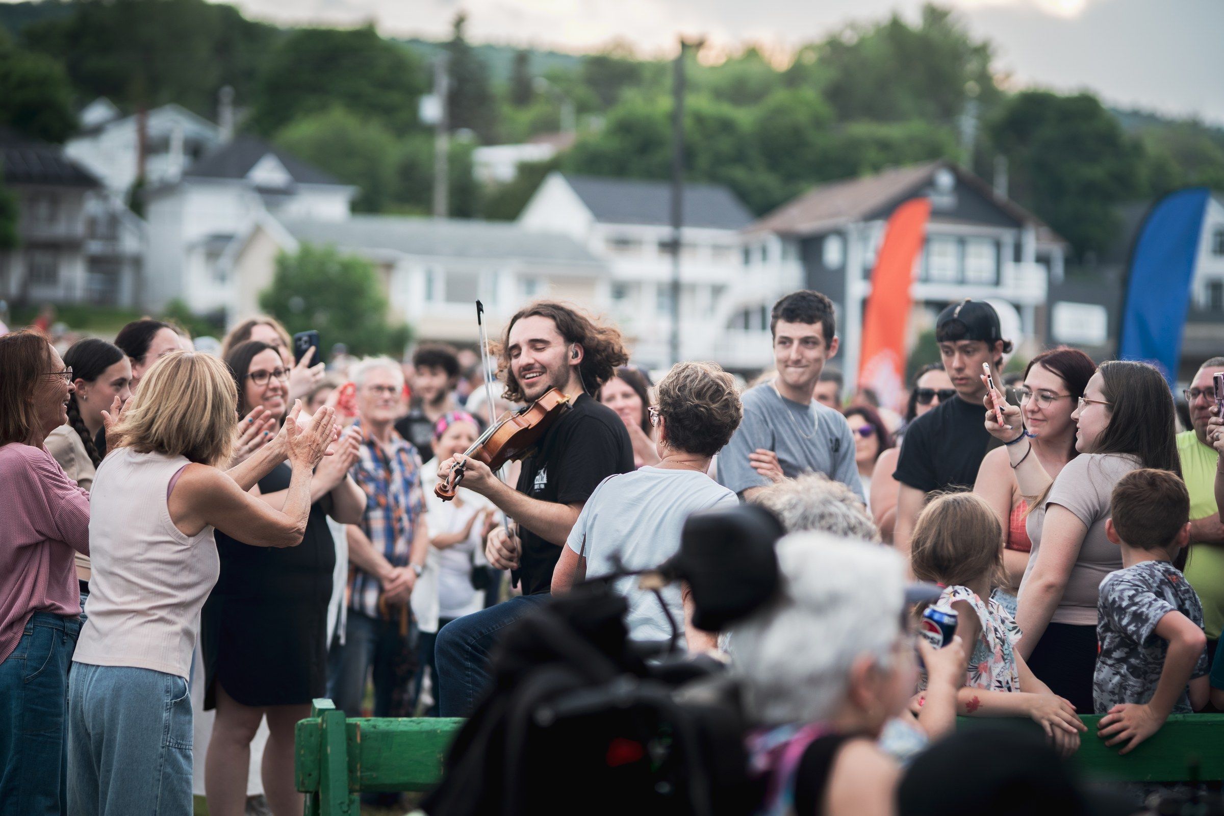 Le public danse et applaudit autour d’Antoine Fradkin et de son violon