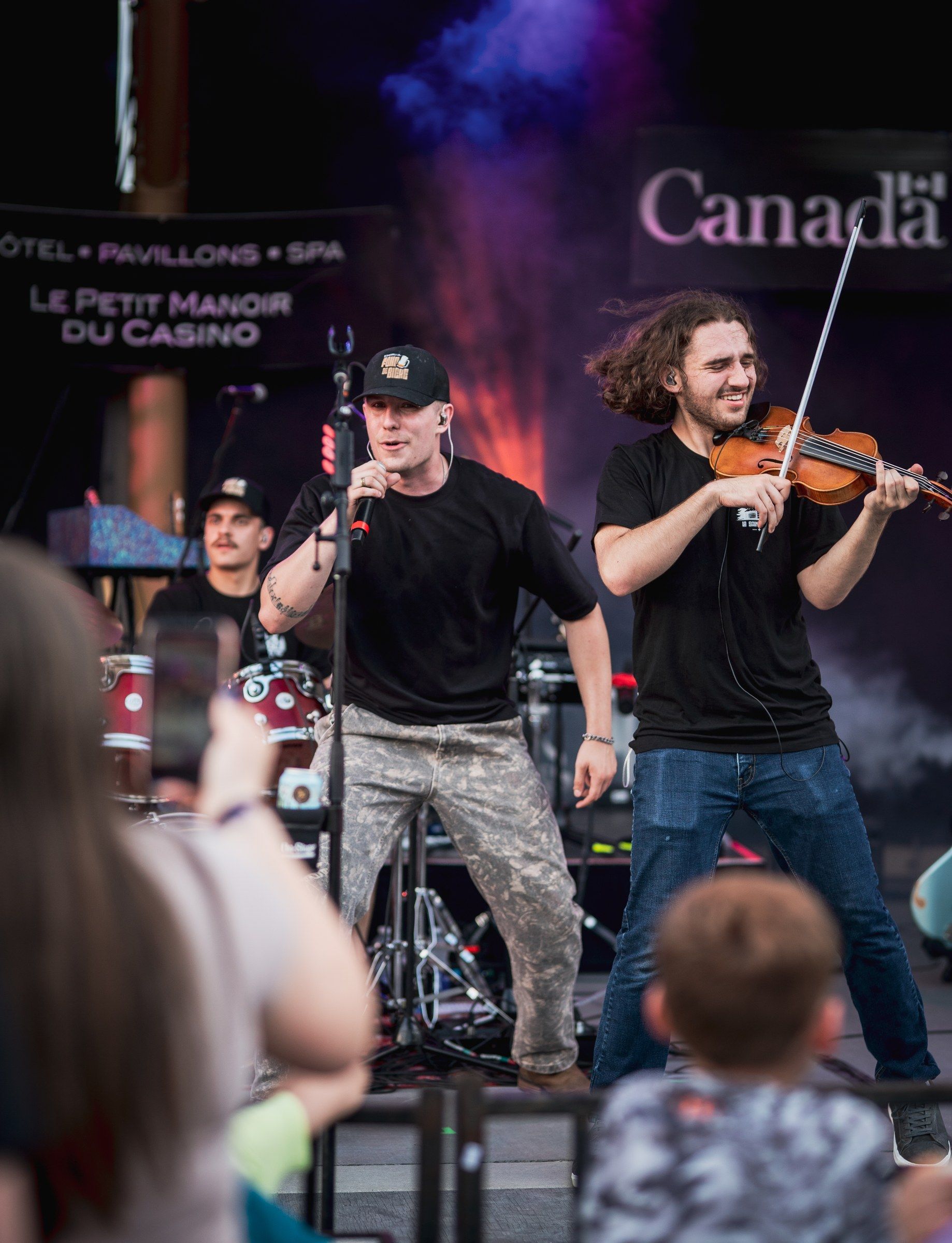 Antoine Fradkin au violon aux côtés du chanteur sur scène