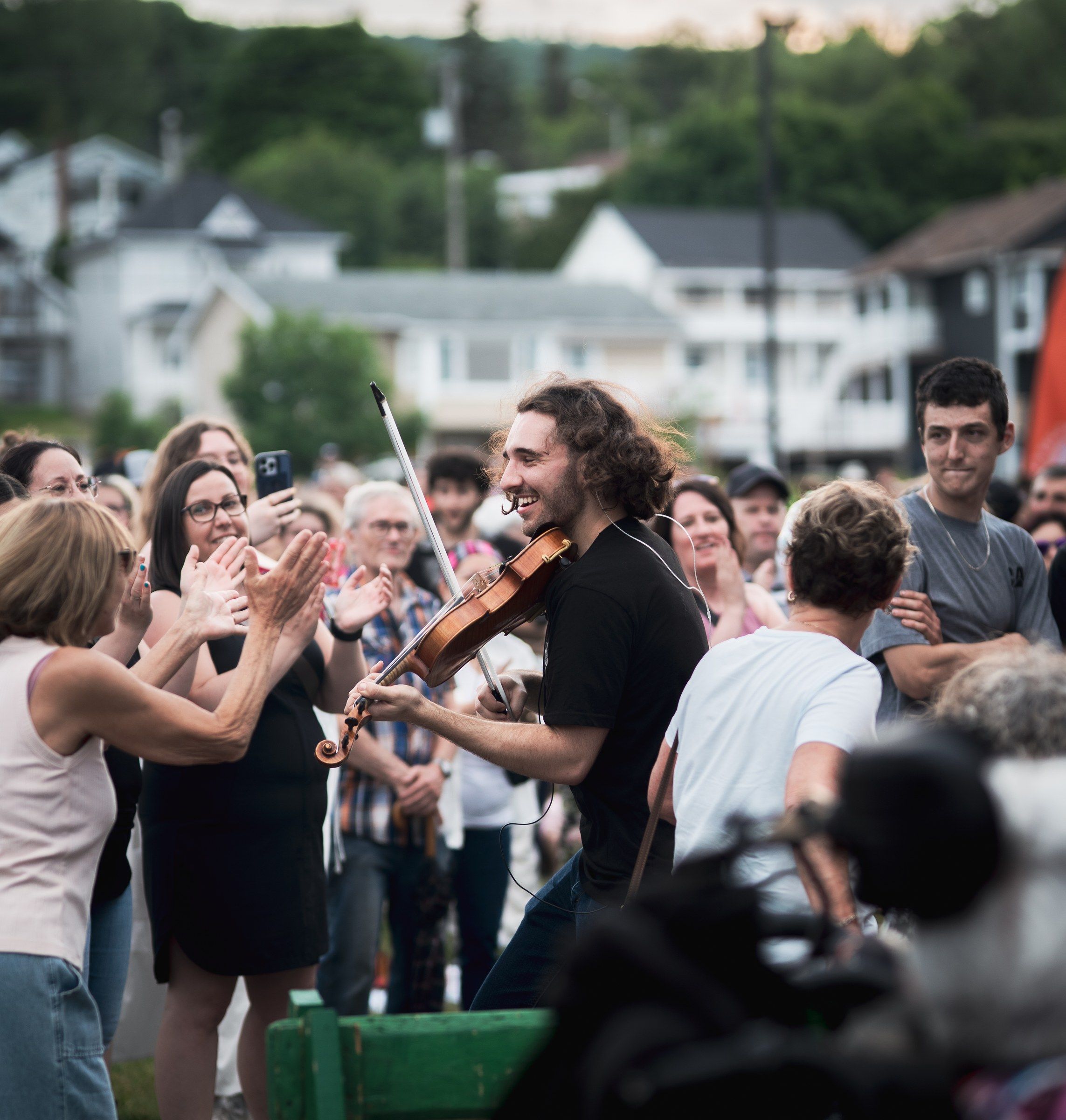 Antoine Fradkin joue du violon au milieu du public qui danse