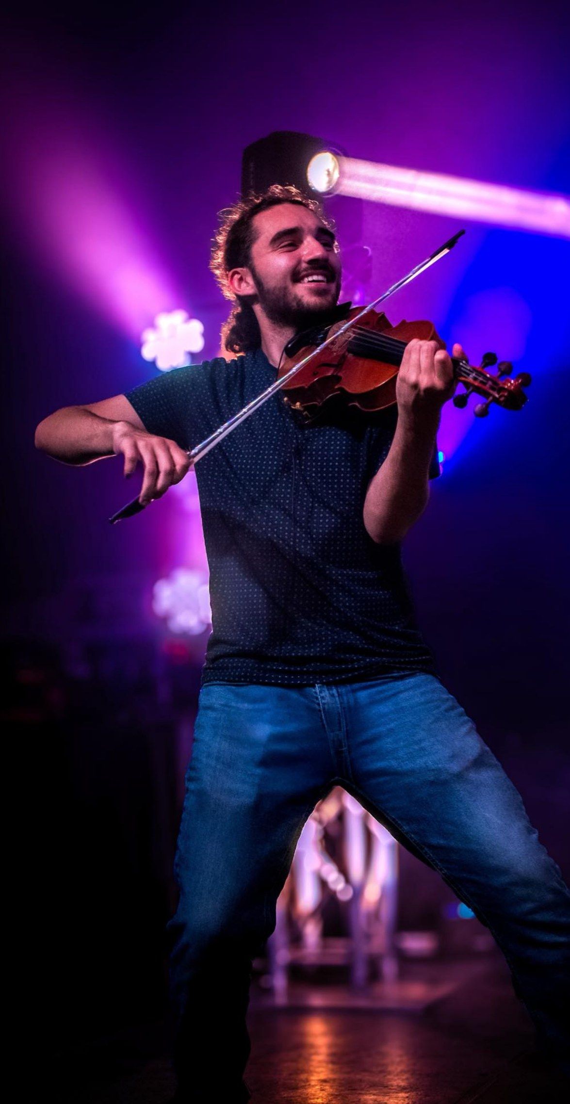 Antoine Fradkin joue du violon sous un éclairage violet