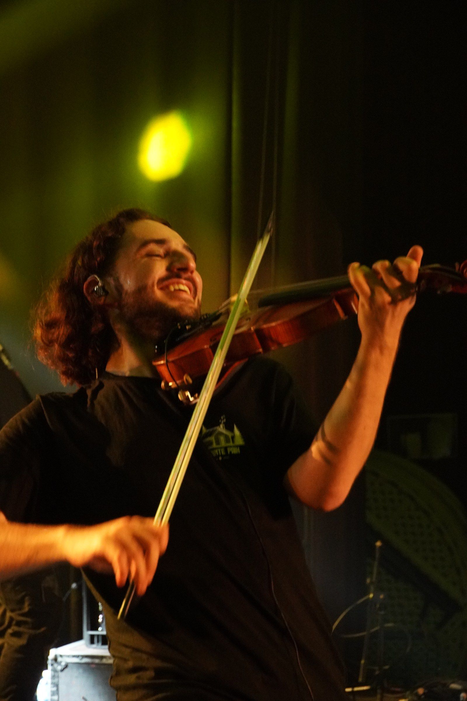 Gros plan d’Antoine Fradkin qui joue du violon