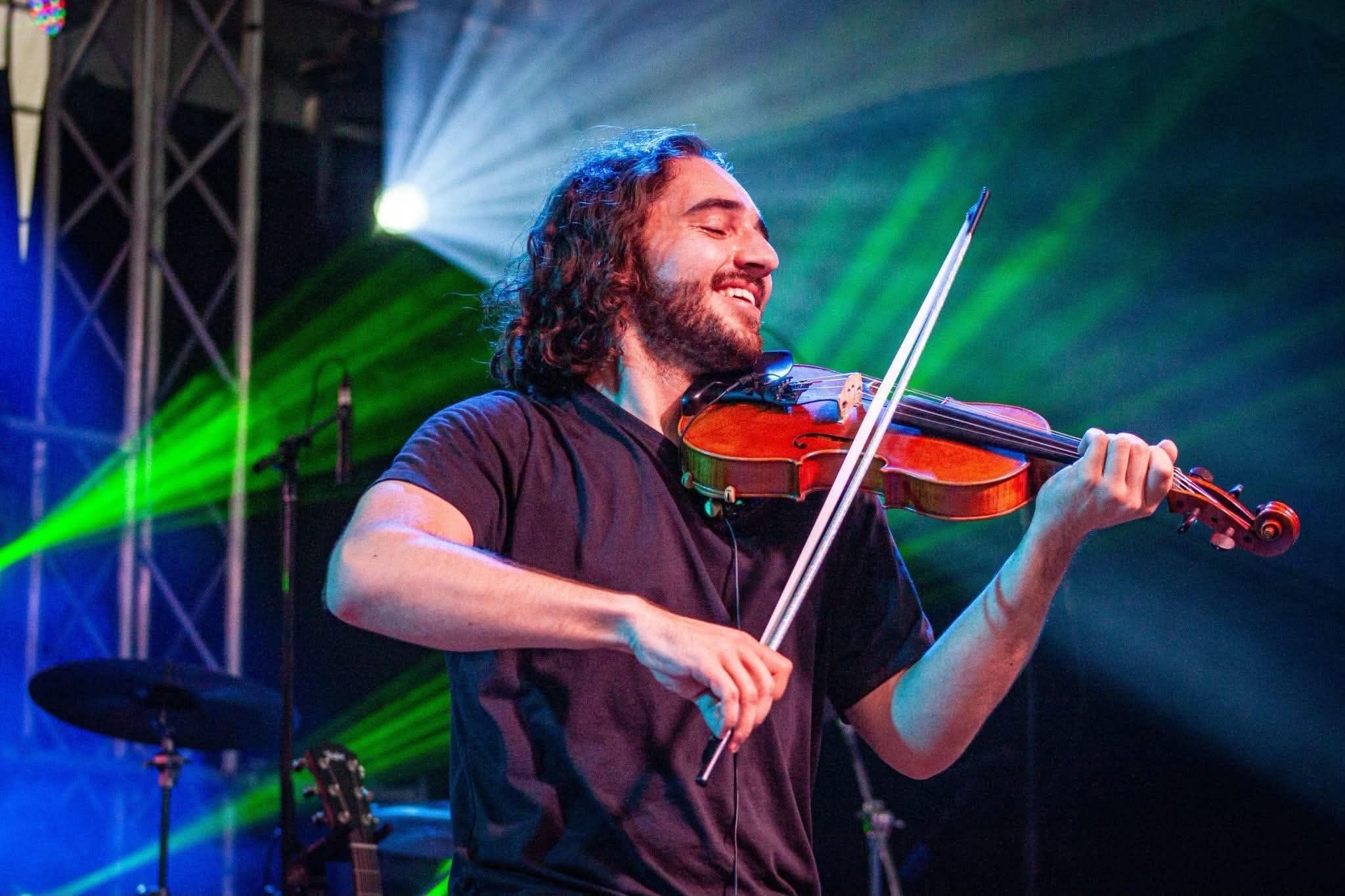 Antoine Fradkin joue du violon sous les lasers verts