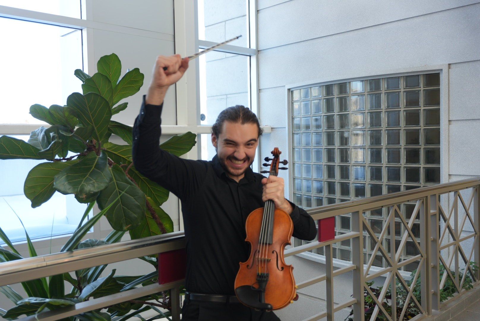 Antoine Fradkin lève le poing, archet en main, violon dans l’autre