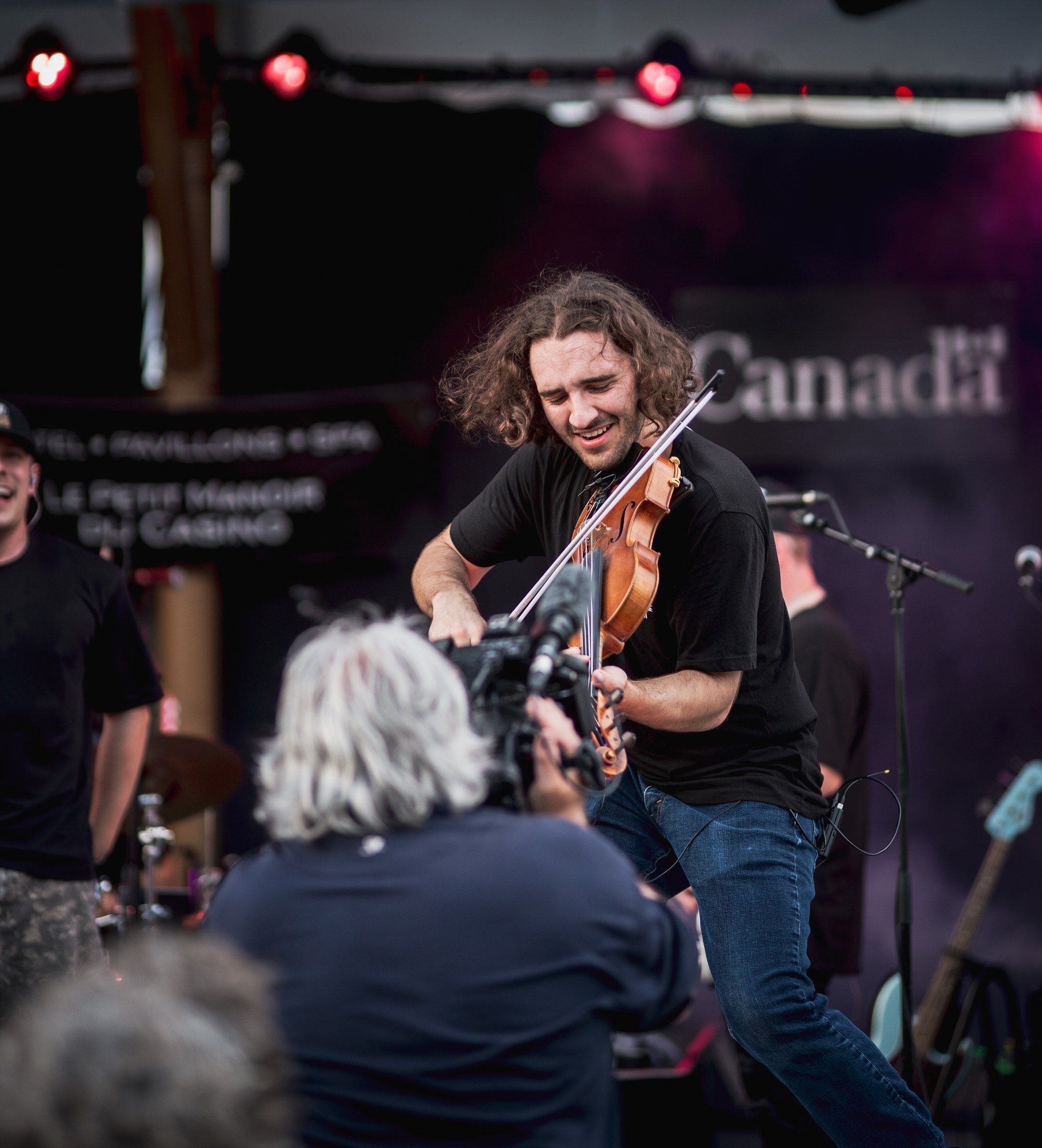 Antoine Fradkin joue du violon avec énergie devant les photographes