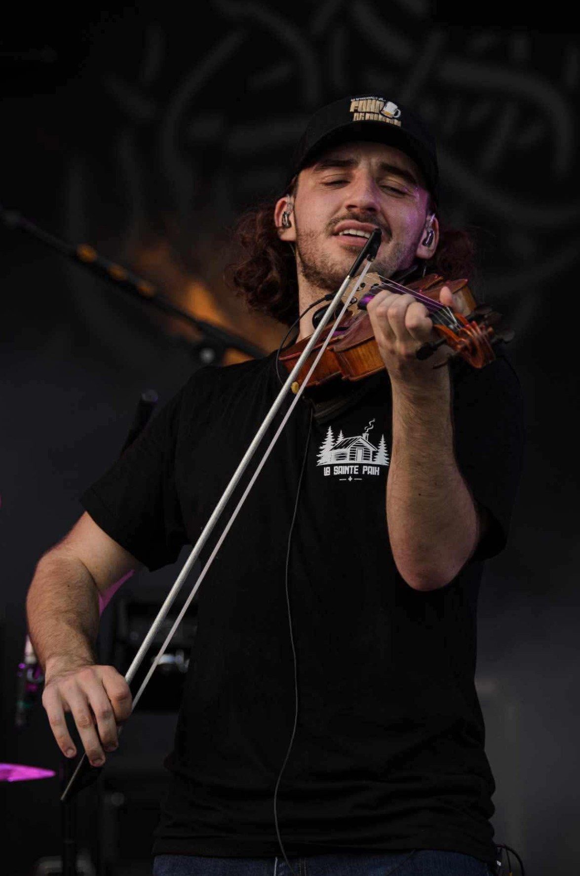 Antoine Fradkin joue du violon sur scène