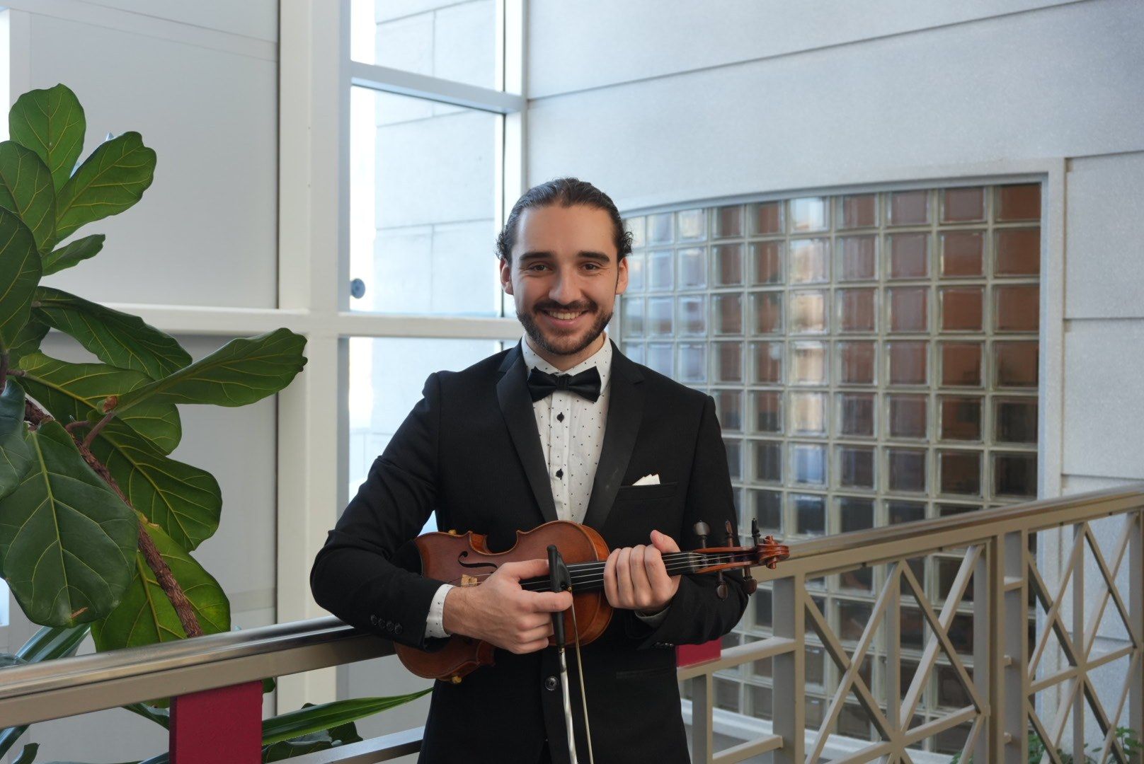 Portrait d’Antoine Fradkin en smoking tenant son violon